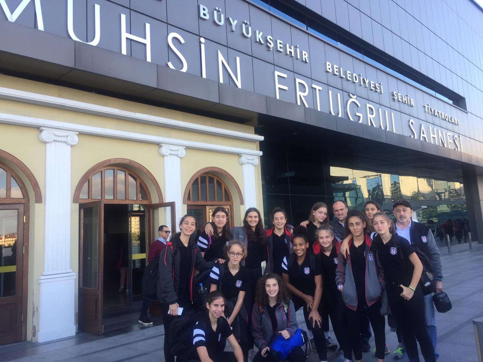 Beşiktaş U-14 Kız Basketbol Takımı, 'Bizim Aile' müzikalini izledi