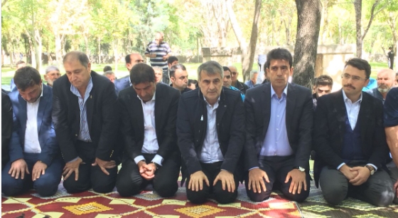 Şenol Güneş, Ünal Karaman'ın annesinin cenazesine katıldı
