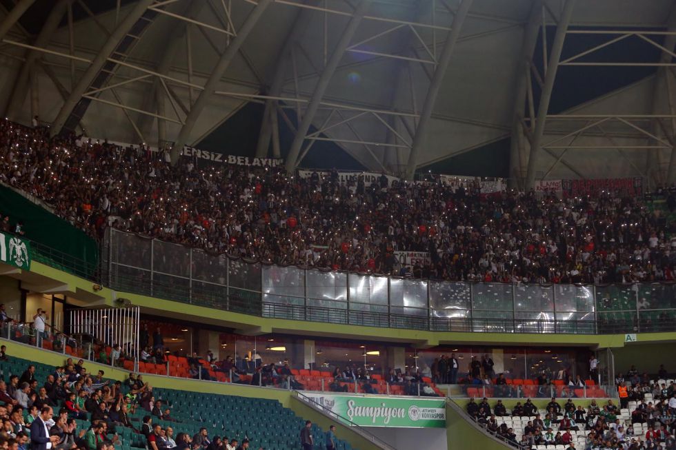 Beşiktaş taraftarından yönetime mesaj: "Yönetim uyuma Beşiktaş'a sahip çık!"