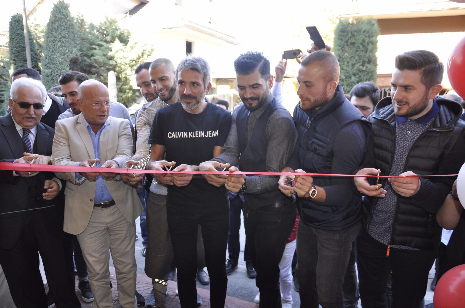 Beşiktaşlı futbolcuların kuaförü yeni berber dükkanı açtı! Açılışa siyah beyazlı futbolcular katıldı