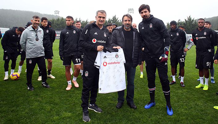 Ünlü yönetmenden Beşiktaş antrenmanına ziyaret!