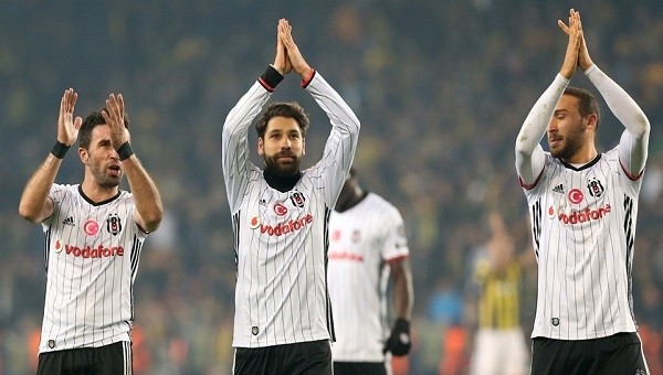 Beşiktaşlı futbolcular Kadıköy'de tribünlere çağrıldı