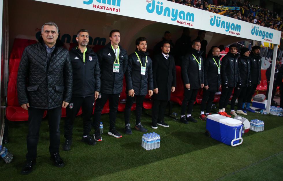 "Kırık camlar üzerinde vals"