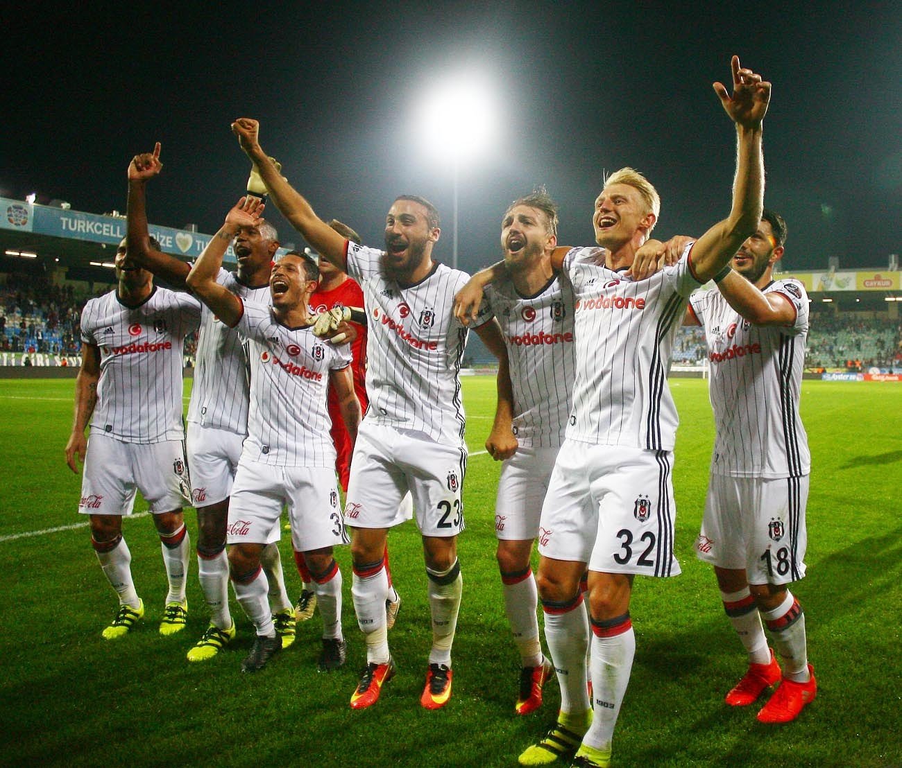 Adriano'dan altın vuruş!