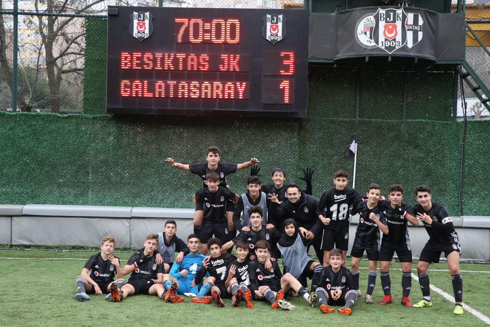 Beşiktaş'ın gençleri, Galatasaray'a karşı 2 maçı kazandı