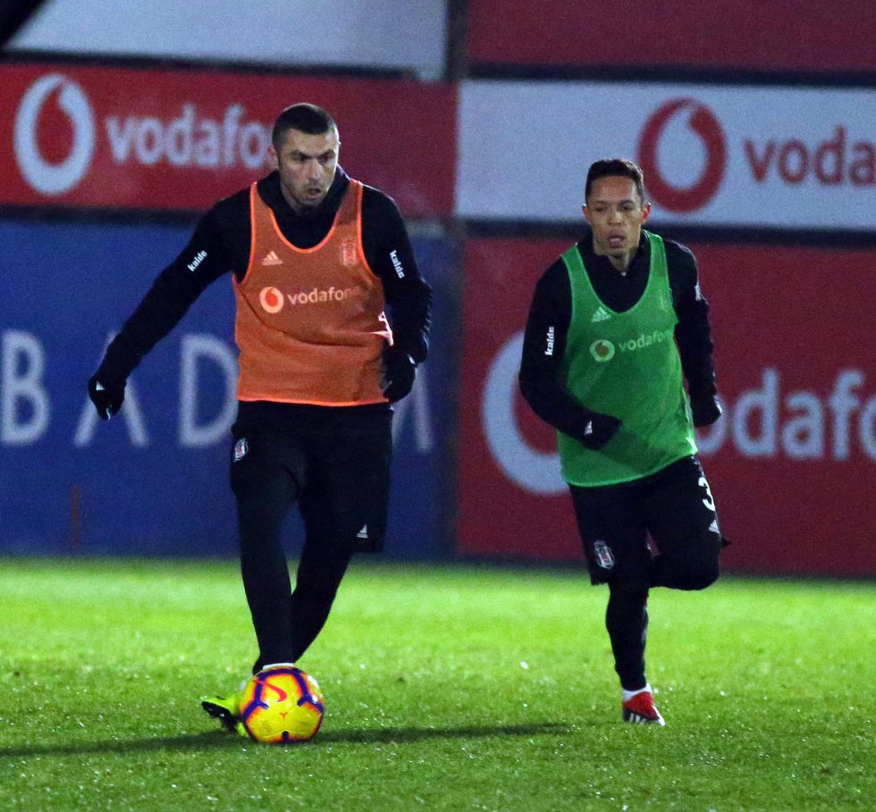 Akhisarspor maçı hazırlıkları başladı. Burak takımla çalıştı
