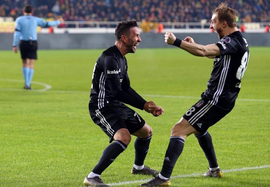 Beşiktaş'ta Gökhan Gönül ve Caner Erkin formayı bırakmıyor