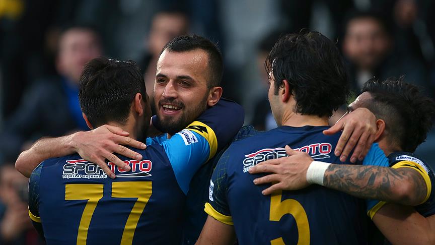 İlhan Parlak: "Beşiktaş’ın arka tarafta vereceği açıkları değerlendirebilirsek 3 puanla döneriz”