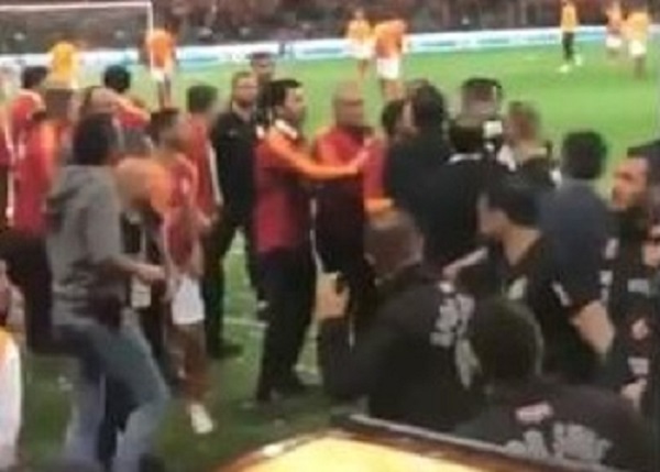 Burak Yılmaz ve G.Saray yardımcı antrenörü arasında gerginlik!