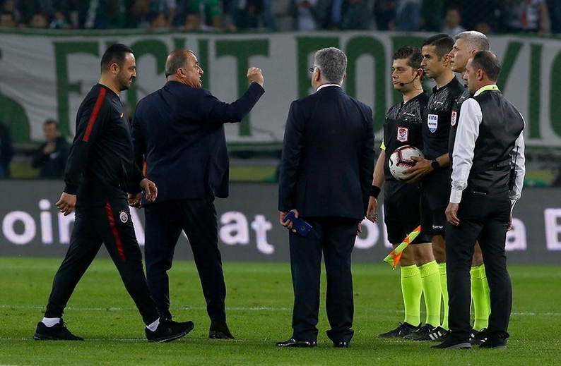 "Fatih Terim'in salladığı parmak hakemi yönlendirdi!"