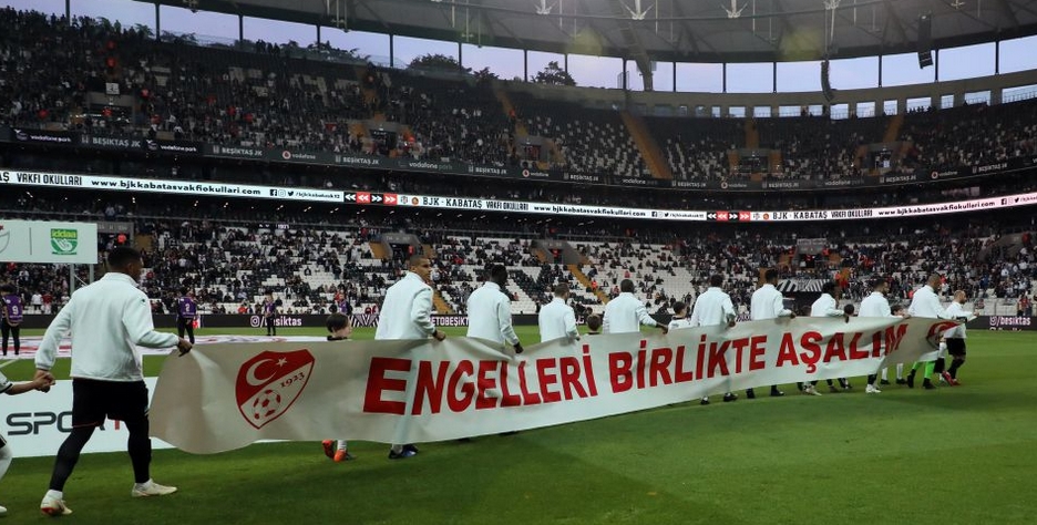 "Tribünler; kongreden sonra beklendiği gibi dolmasa da..."