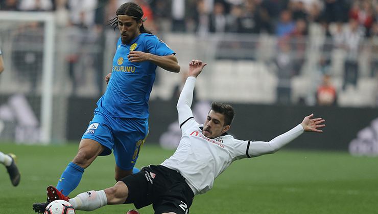 Adriano'nun yerine Tiago Pinto