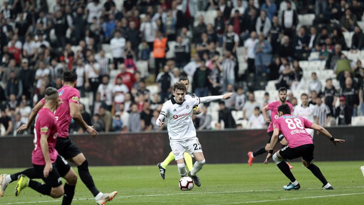Adem Ljajic: "Futbolu Beşiktaş'ta bırakmak istiyorum"