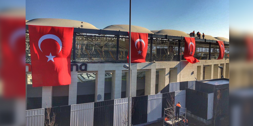 Vodafone Arena’ya Türk Bayrakları asıldı