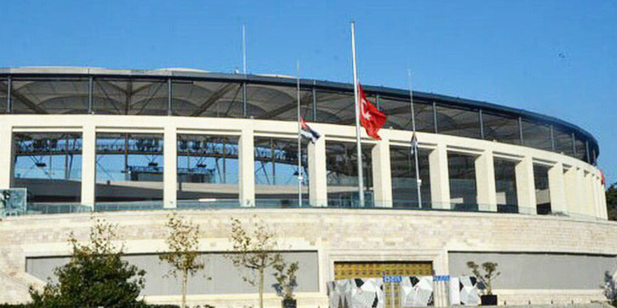 Vodafone Arena'da bayraklar yarıya indi