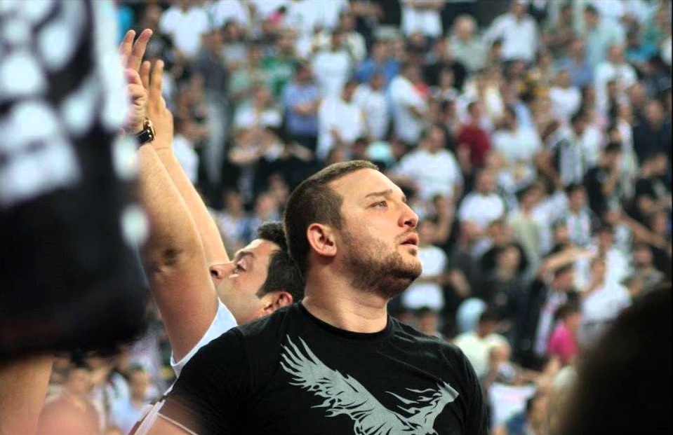 Beşiktaş tribünlerinin önemli isimlerinden Sarı Emrah’tan yeni sezon mesajı: “Beşiktaş diye haykırmaya geliyoruz!”