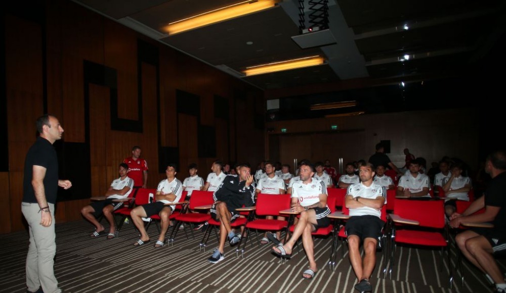 Futbolculara yeni kurallarla ilgili bilgilendirme yapıldı