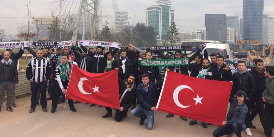 Bursaspor ve Beşiktaşlı taraftarlar cenazede buluştu