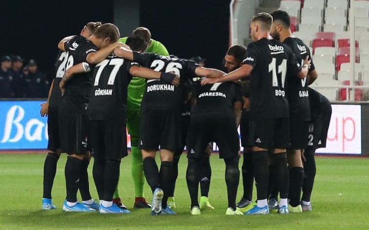 "Beşiktaş sadece hocayı değiştirmemiş… Her şeyi ile değişmiş, yozlaşmış, dağılmış."