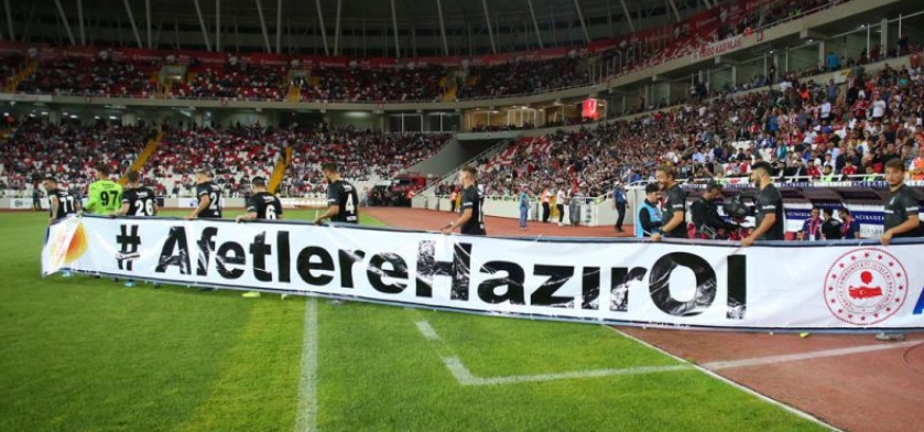"Acaba Beşiktaş’ın çıkışı geçmişte olduğu gibi radikal bir gençlik devriminde mi?"