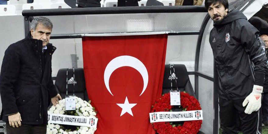 Maç öncesi şehitler için çelenk