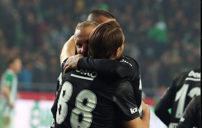 Caner Erkin, asistlere devam ediyor!