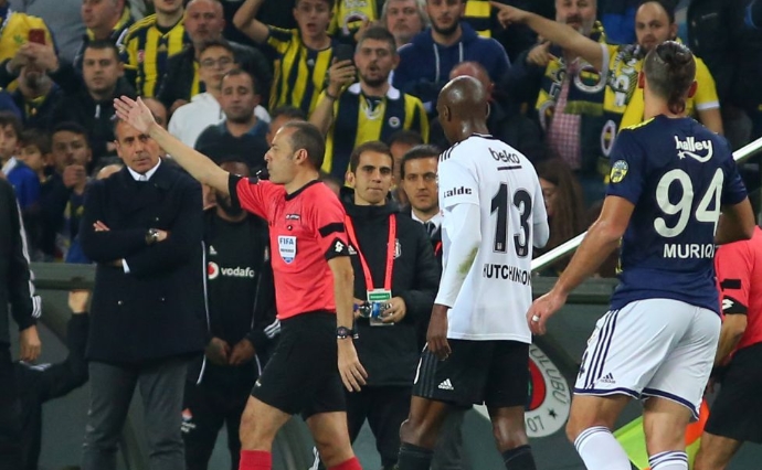 "Penaltı beklentilerine rağmen, çakır, ‘VAR’a gitmeden devam dedi"