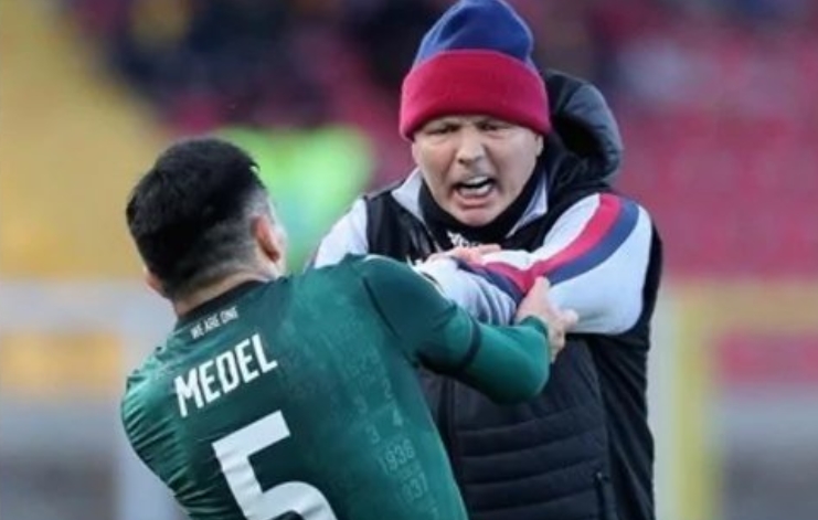 Medel, saha ortasında hocasıyla kavga etti
