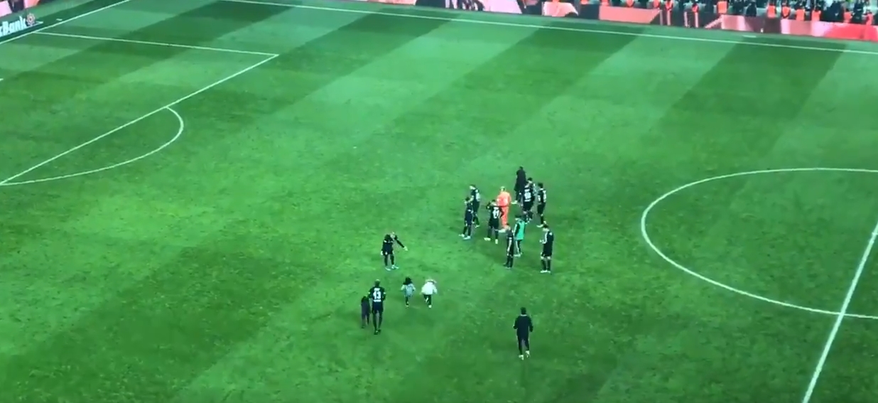 Maç sonu Atiba'ya sevgi seli (VİDEO)
