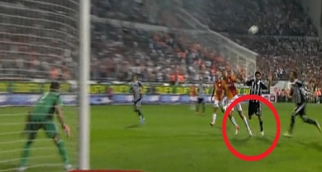 Burak Yılmaz'dan Escude yorumu. Kendisini yere attı mı?