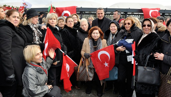 Fikret Orman ile anneler Şehitler Tepesi'nde!