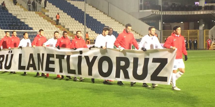 Beşiktaş ve Kasımpaşa sahaya bu pankartla çıktı