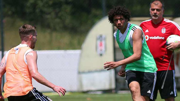 Elneny gelecek sezonla ilgili kararını verdi