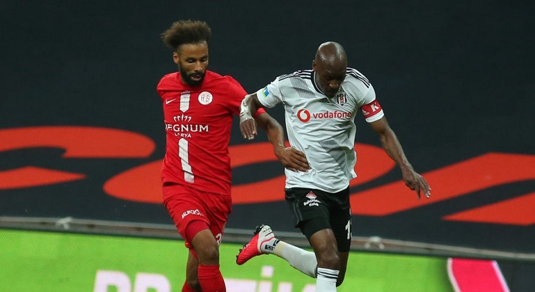 Ne yaptın Atiba! Alkış topladı...