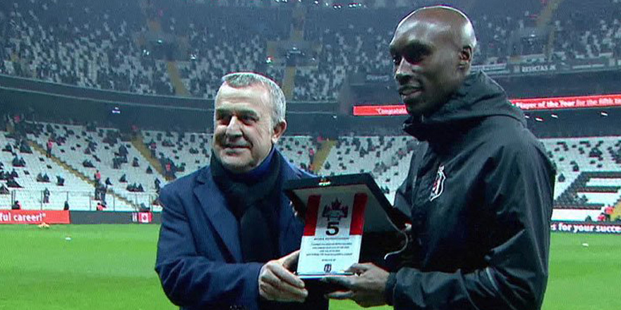 Beşiktaş'tan Atiba'ya plaket!