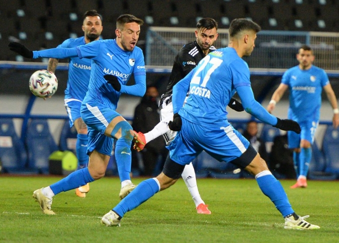Rachid Ghezzal, Müller'in ensesinde!