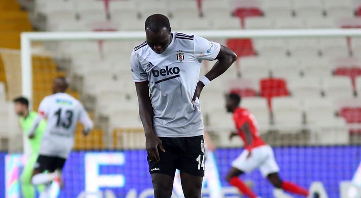 Aboubakar: “Takımda en çok parayı Vida alıyor. En iyi oynayan futbolcu olarak ben de onun çizgisinde bir ücret isterim”