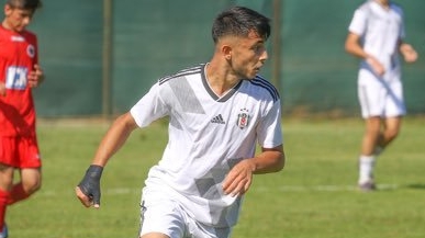 Beşiktaş'ta genç futbolcuya profesyonel imza!