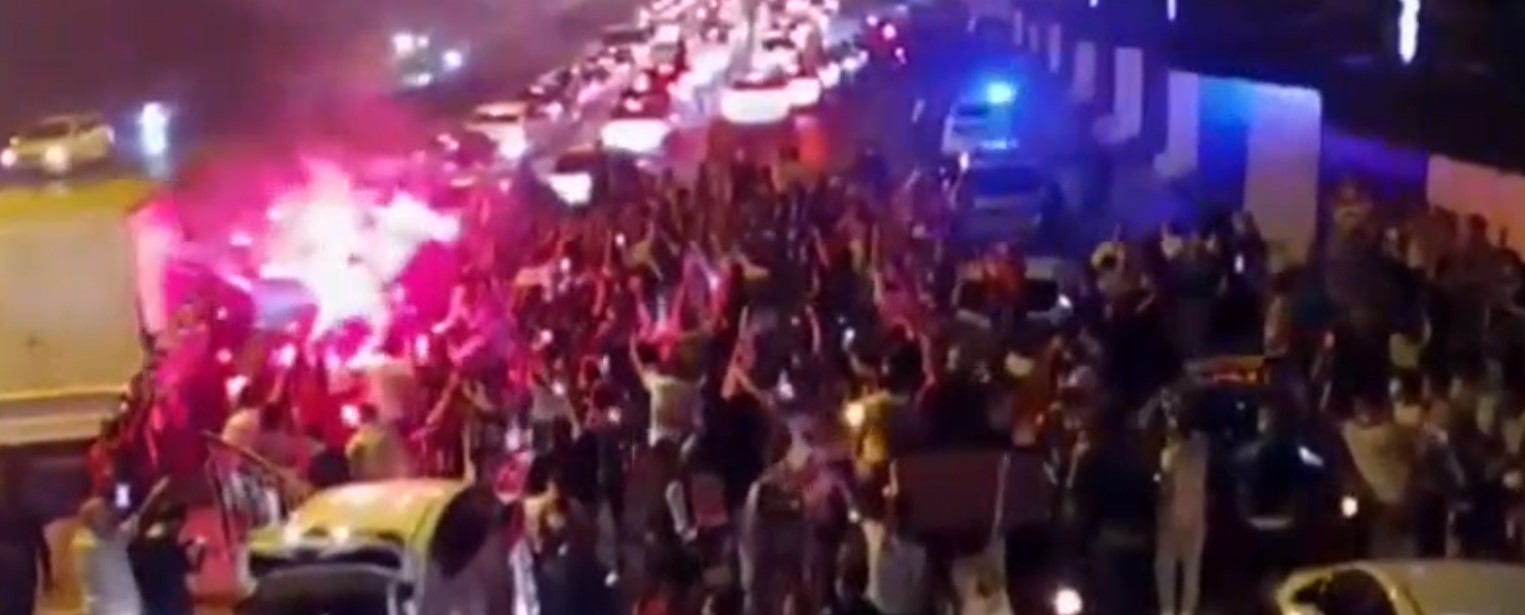 Yüzlerce taraftar Çarşı'da meşalelerle bir araya geldi