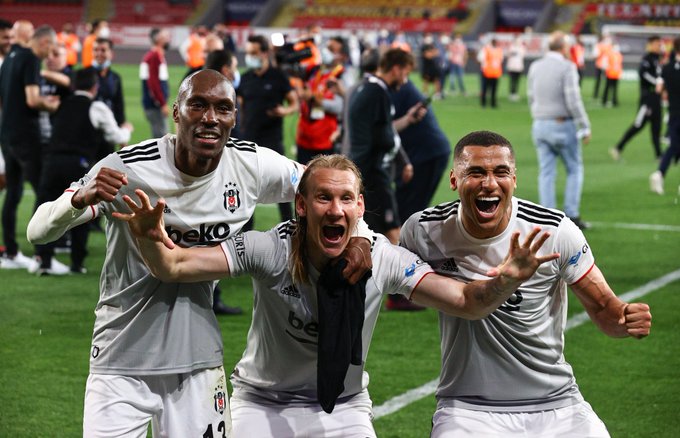 Atiba Hutchinson Beşiktaş tarihine geçti