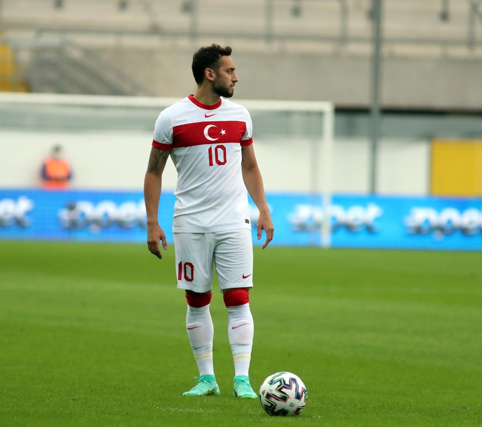 Hakan Çalhanoğlu: "İtalya karşısında korkarak top oynamayacağız"