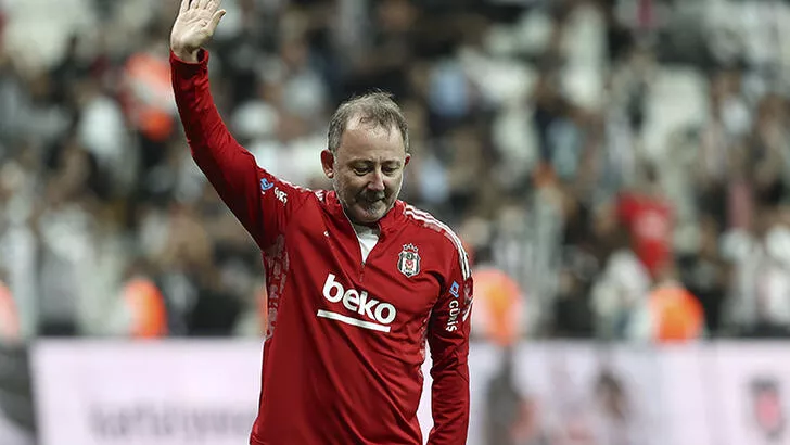 Beşiktaş'ta genç stoper arayışı