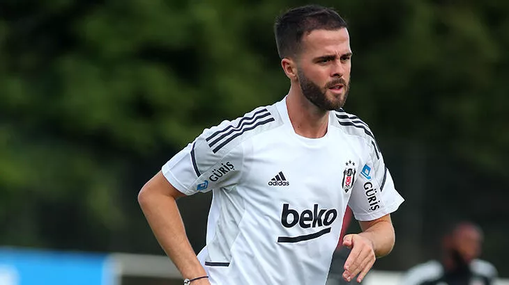 Miralem Pjanic sahneye çıkıyor