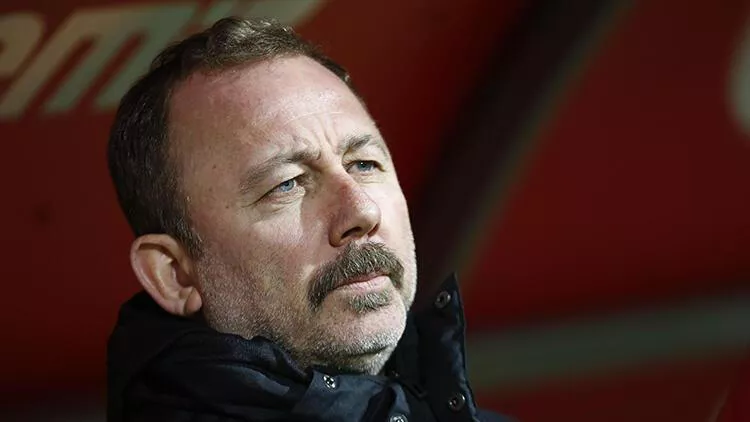Beşiktaş'ta forvet belirsizliği! Sergen Yalçın'ın zor kararı