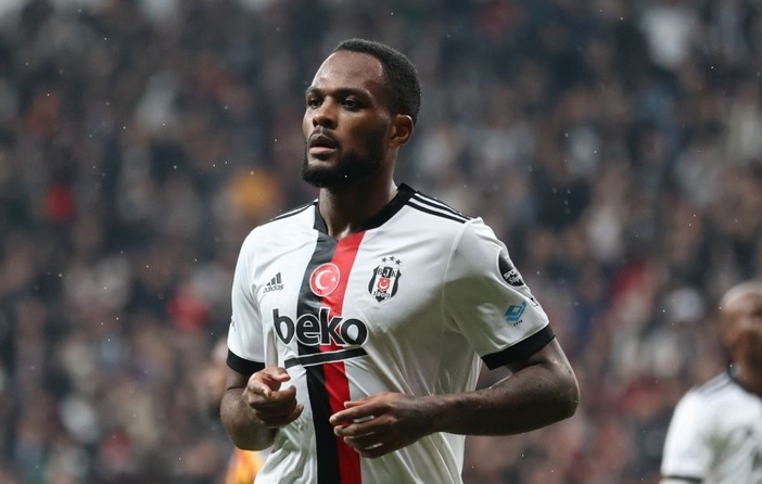 Beşiktaş ile anlaşmaya sağlayamayan Cyle Larin'in Fenerbahçe'ye önerildiği iddia edildi