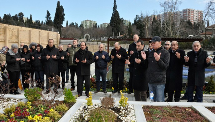 Eski as başkan kabri başında anıldı