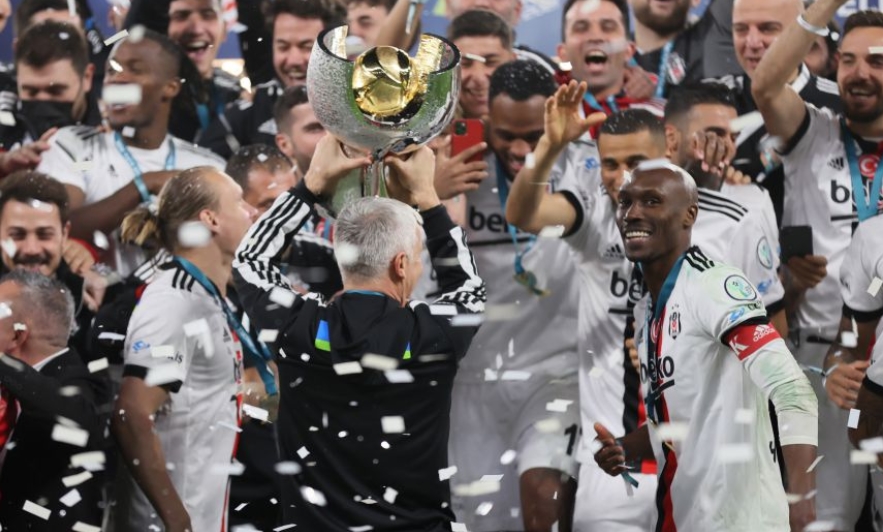 Beşiktaş'ta Atiba ile 1 yıl daha