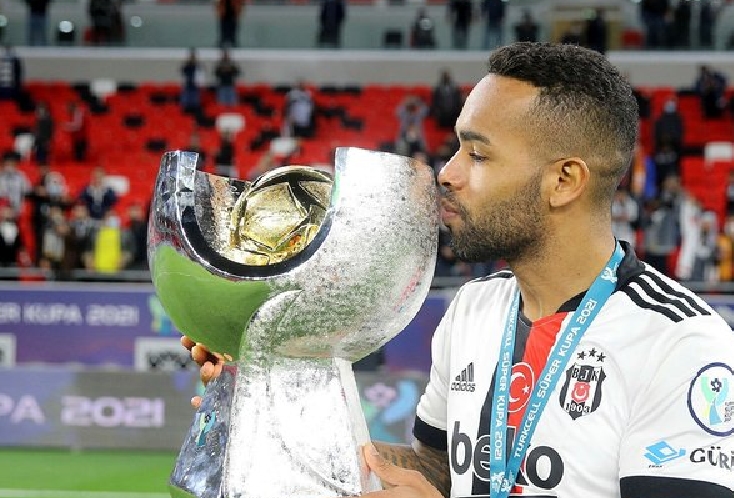 Yeni sezon planlamasında Alex yok!