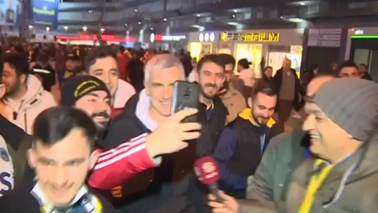 Kadıköy'de Fenerbahçe taraftarlarında Önder Karaveli'ye büyük ilgi