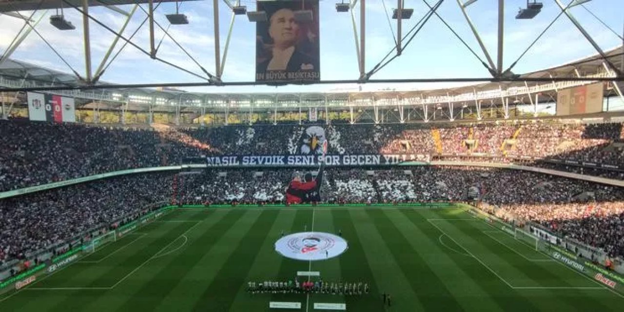 Beşiktaş taraftarından Fenerbahçe derbisine özel koreografi